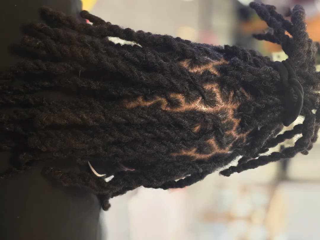 Le coin des locks, afro hair braider in Troyes: photo 1 · BraidBooker